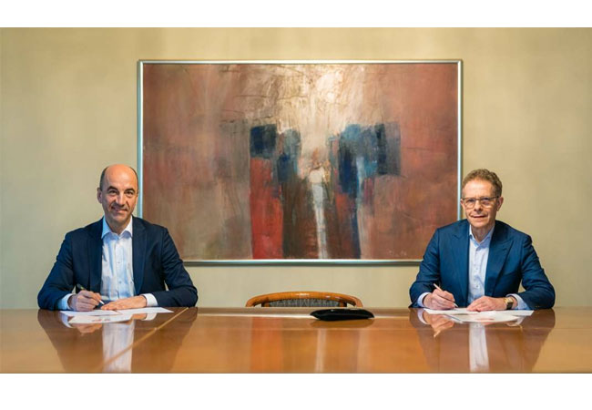 PB: Stefan Dohler, Vorstandsvorsitzender EWE AG (links), Heiko Janssen, Vorstandsvorsitzender Aloys Wobben Stiftung (rechts) bei der Unterschrift.