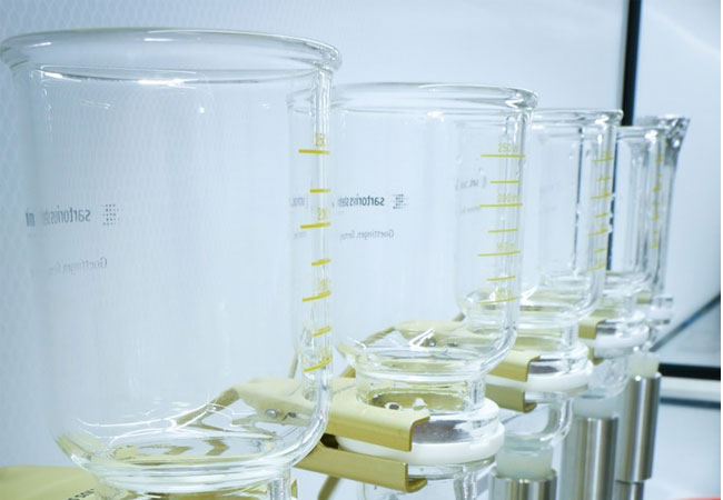 PB: Blick ins neue WESSLING Mikroplastik-Labor: Die Filtrationsanlage steht in einer speziellen Laminar Flow Box, durch die die Kontamination der Proben mit Mikroplastik-Partikeln verhindert wird. / WESSLING expandiert mit neuem Mikroplastik-Labor / Mikroplastik-Analytik und Beratung in Altenberge (Münster) und Bochum / Quellenangabe: "obs/WESSLING GmbH"