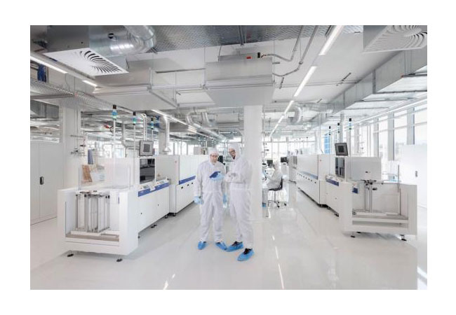PB: Produktionstechnologie für kristalline Siliciumsolarzellen, Blick in das Photovoltaic Technology Evaluation Center (PV-TEC) des Fraunhofer ISE. Foto: Fraunhofer ISE / Dirk Mahler