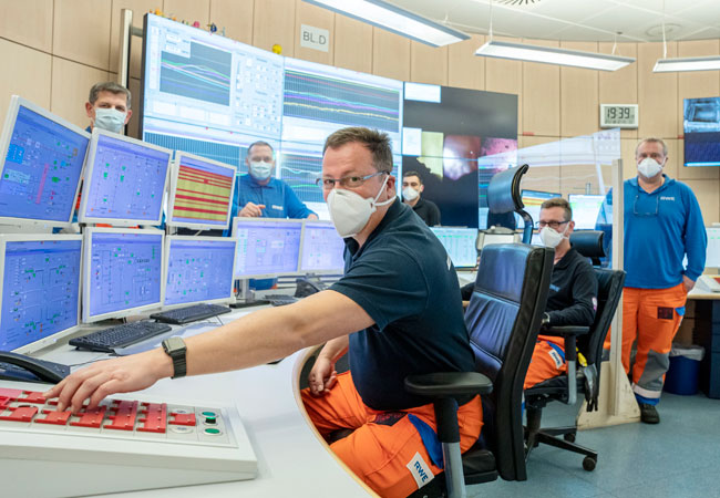 PB: Das Foto zeigt v. l. n. r. die RWE-Mitarbeiter Werner Kratzer, Hermann-Josef Abts, Friedrich Plötz, Dustin Curtis Goncz, Thomas Sporr und Jürgen Esser auf dem Leitstand von Block D. Verwendung honorarfrei, Quelle: RWE Power.
