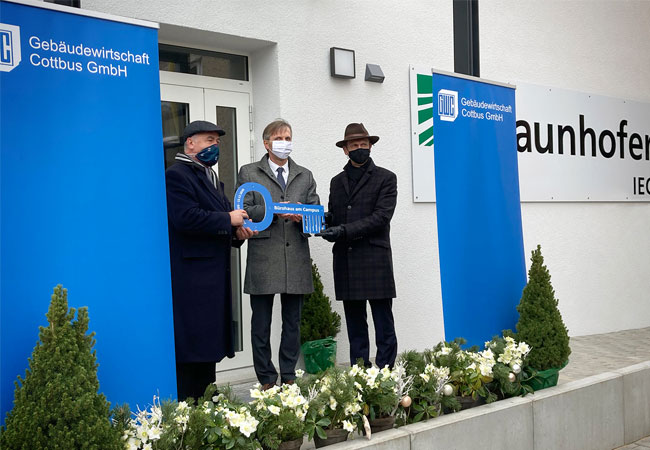 PB: Mit der symbolischen Schlüsselübergabe bezieht das Fraunhofer IEG seine neuen Büroräume in Cottbus. (v.l.n.r. Torsten Kunze, Mario Ragwitz, Oberbürgermeister Holger Kelch. / © Fraunhofer IEG