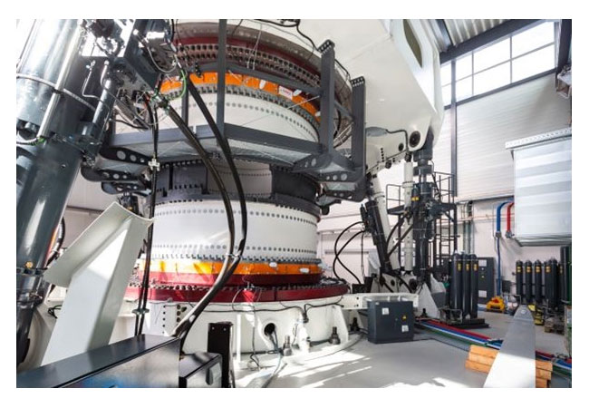 PB: Im hochinnovativen Großlagerprüfstand BEAT6.1 werden beim Fraunhofer IWES Rotorblattlager mit 3 - 6,5 m Durchmesser für Offshore-Windenergieanlagen getestet. / © Fraunhofer IWES/Ulrich Perrey