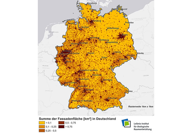 PB: Wo viele Menschen wohnen, stehen auch viele Gebäude. Damit ist auch das theoretische Flächenpotenzial der Häuserfassaden für die bauwerksintegrierte Nutzung von Photovoltaik besonders groß – die Karte zeigt Flächen-Hotspots in Deutschland. (Quelle: Behnisch et al./IÖR, Datenbasis: @GeoBasis-DE/BKG 2017 [Daten verändert]; ESRI 2020 Light Grey Canvas – Basemap)