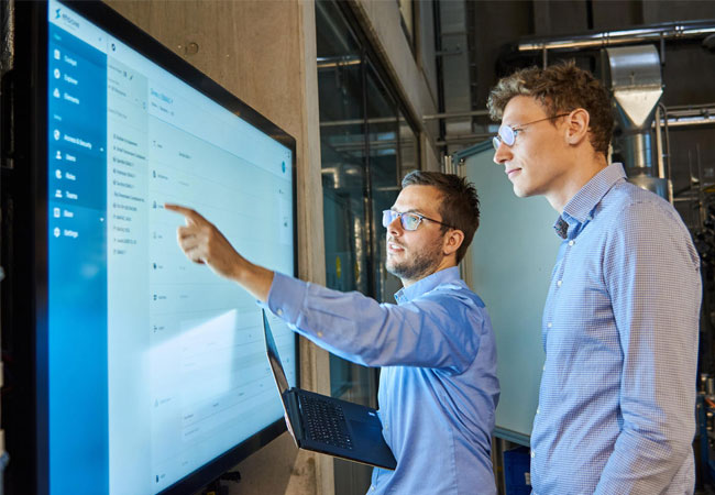 PB: Das Team von „etalytics“ hilft Industrieunternehmen, durch künstliche Intelligenz Energie einzusparen. / © Stefan Wildhirt / LEA Hessen GmbH