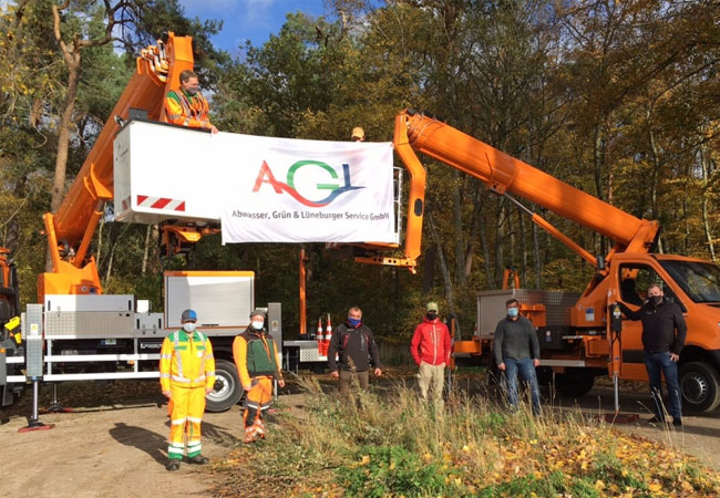 PB: (v.l.n.r): Team AGL mit dem Außendienstmitarbeiter Thomas Unland (Ruthmann Finance) vor dem neuen Fuhrpark: RUTHMANN STEIGER® T 330 und Ampero TBR 250 E