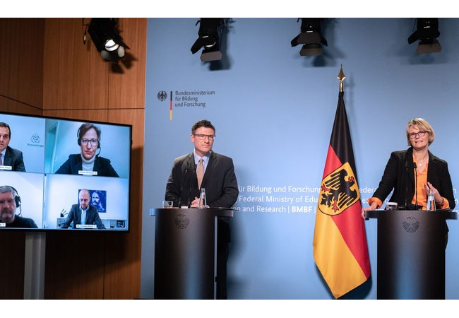 PB: Bundesforschungsministerin Anja Karliczek und der Innovationsbeauftragte "Grüner Wasserstoff" im Bundesministerium für Bildung und Forschung, Stefan Kaufmann, im Rahmen einer Pressekonferenz. Es wurden drei großangelegte Leitprojekte zur Entwicklung einer Grünen Wasserstoffwirtschaft vorgestellt. Zugeschaltet waren: Dr. Kirsten Westphal, Stiftung Wissenschaft und Politik und Vorsitzende der Gutachter/-innen; Dr. Christian Bruch, CEO Siemens Energy; Dr. Oliver Tietze, CEO thyssenkrupp Industrial Solutions AG; Prof. Dr. Schlögl, Max-Planck-Gesellschaft. / Quellenangabe: "obs/Bundesministerium für Bildung und Forschung/BMBF/Hans-Joachim Rickel" / Bildrechte: Bundesministerium für Bildung und Forschung / Fotograf: BMBF/Hans-Joachim Rickel