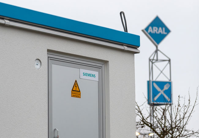 PB: Die Installation von intelligenten Ortsnetzstationen ermöglichen es Aral, dreißig ausgewählte Tankstellen mit Ultraschnellladetechnologie für Elektrofahrzeuge aufzurüsten.
