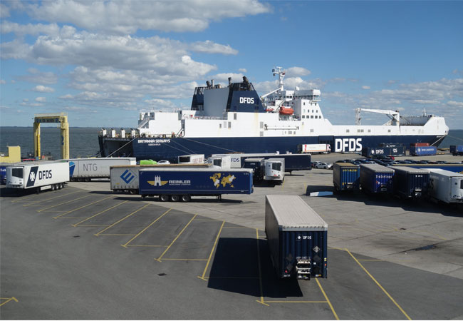 PB: Bildbeschreibung: Die Brittania Seaways der DFDS am Cuxport-Terminal in Cuxhaven. / Bildquelle: Cuxport