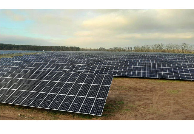 PB: Beleg für die zunehmende Marktreife regenerativer Energien in Deutschland: Der von der juwi-Gruppe außerhalb der EEG-Regelungen geplant und gebaute Solarpark Metzdorf II (Brandenburg) liefert klimafreundlichen Strom für mehr als 2.500 Ökostrom-Kunden der Stadtwerke Tübingen. / © juwi AG