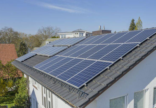 PB: Neue Photovoltaikanlagen lohnen sich auch 2021. Haus mit Photovoltaikanlage in Baden-Württemberg. Foto: Plattform EE BW / Kuhnle & Knödler