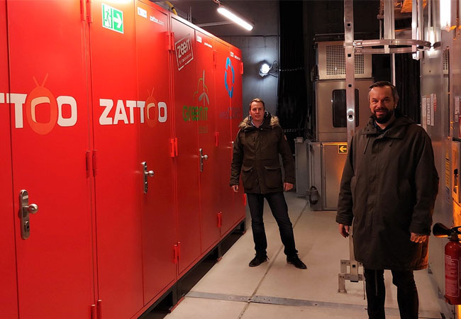 PB: windCORES-Projekt / Von links: Fiete Dubberke, Geschäftsführer WestfalenWIND IT und Stefan Lietsch, Chief Technology Officer bei Zattoo freuen sich über den Start des klimaneutralen Fernsehens. Inhalte von Zattoo werden seit heute direkt aus einem Windrad gestreamt. © WestfalenWIND IT / Zattoo Europa AG