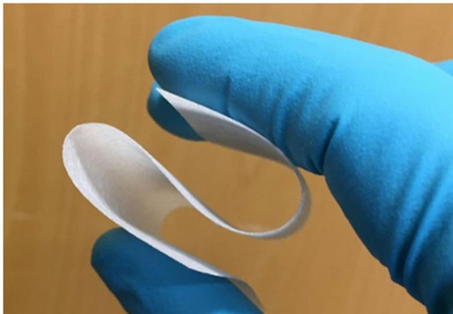 PB: An der Universität Bayreuth entwickelter Glas-Separator für Lithium-Ionen-Batterien. Für einen großtechnischen Einsatz muss die Dicke nochmals deutlich gesenkt werden. / Foto: UBT/Uli Schadeck.