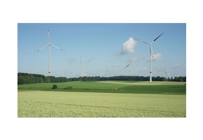 Pressefoto: Wie würden Windenergieanlagen optisch wirken, wenn sie ein schwarzes Rotorblatt hätten? Animation von Lenné3D im Auftrag des Kompetenzzentrums Naturschutz und Energiewende (KNE). / © Copyright Lenné3D GmbH.