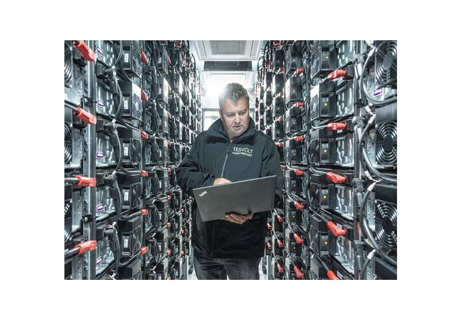 PB: Im Inneren eines Tesvolt Stromspeicher-Containers am Ladepark Seed & Greet. / © Tesvolt