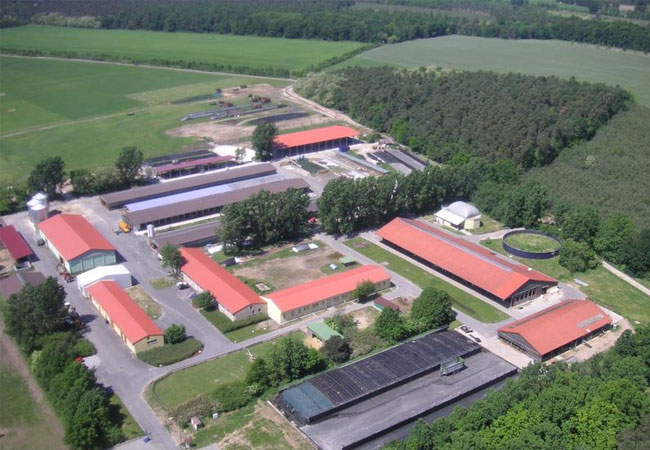 PB: Luftaufnahme der Lehr- und Versuchsanstalt für Tierzucht und Tierhaltung e.V. in Groß Kreutz, Brandenburg (2007) / Foto: Berner / Copyright: Berner/LVAT