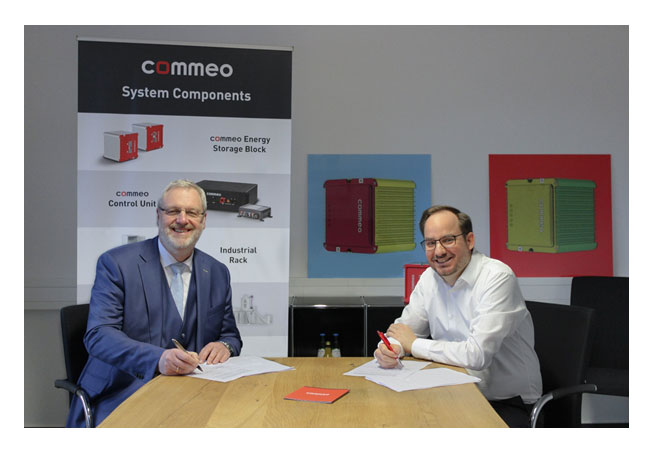 PB: Wilhelm Boyemann (left) and Michael Schnakenberg while signing the cooperation agreement. / ©Commeo GmbH