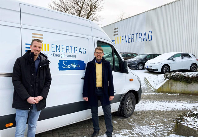 PB: Staffelübergabe in der Geschäftsführung bei ENERTRAG Service / Jan-Christoph Neuhann & Rechts: Walter Sellner / © ENERTRAG Aktiengesellschaft