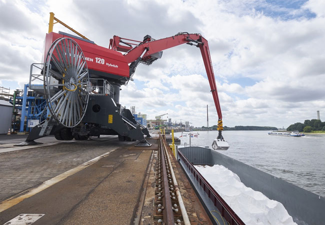 PB: In terms of transport volume, salt is the most important raw material for Covestro sites in NRW. The photo shows the unloading of a salt ship in Leverkusen. Photo: Michael Rennertz