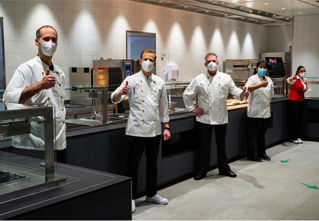 Pressefoto: BayWa AG / Bildunterschrift: Statt für die über 1.000 BayWa Mitarbeiter kocht das Team der „GenussZeit“, dem Betreiber der BayWa Betriebsgastronomie, im Lockdown unter anderem für obdachlose Menschen.