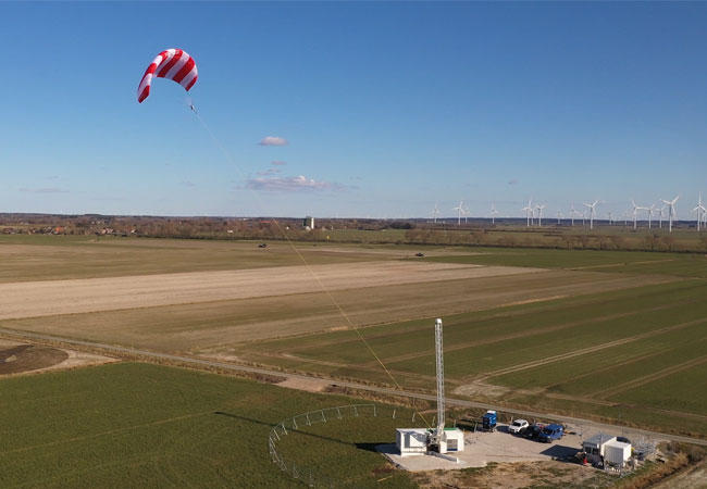 PB: Die Hamburger Firma SkySails Power GmbH steht kurz vor der Auslieferung der ersten Flugwindkraftanlagen. Die erste Anlage der Vorserie wird diese Woche vom Hamburger Hafen nach Asien verschifft. Weitere Anlagen für Projekte in Deutschland und auf der Insel Mauritius folgen noch in der ersten Jahreshälfte. / © SkySails Group