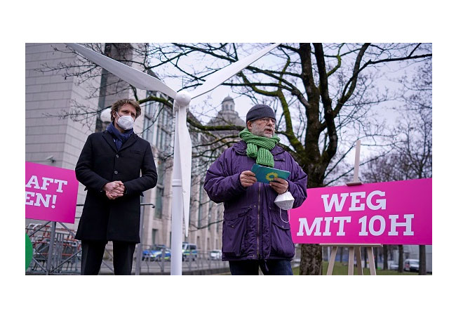 PB: Ludwig Hartmann und Eike Hallitzky protestieren vor der Bayerischen Staatskanzlei und fordern "Windkraft erlauben – weg mit 10-H".