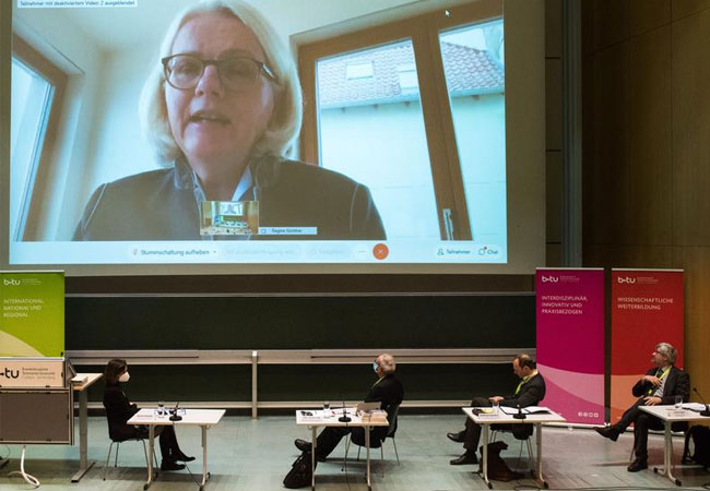 PGB: Diskussion der drei Fachministerien, auf dem Podium (v.l.n.r.): BTU-Präsidentin Prof. Gesine Grande, Senatorin Regine Günther (Video-Schalte), Prof. Grünewald und die Minister Wolfram Günther (Sachsen) und Axel Vogel (Brandenburg). / Foto: BTU Cottbus - Senftenberg