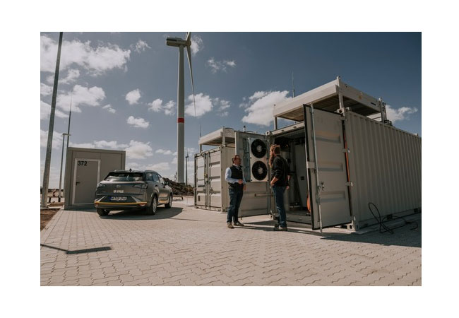 Mittels Windstrom wird in einer Elektrolyseanlage grüner Wasserstoff produziert und für Mobilitätszwecke gespeichert. Im Bild: Die Wasserstoffproduktionsstätte des Wasserstoffmobilitätsprojektes eFarm in Bosbüll, Nordfriesland. / Bildrechte: GP JOULE