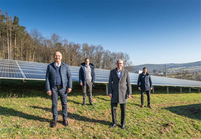 PB: Dr. Peter Traub, Bürgermeister der Kreisstadt Erbach; Florian Grob, Bereichsleiter Erneuerbare Energien GGEW AG; Carsten Hoffmann, Vorstand GGEW AG; Steffen Hundemer, Referent Erneuerbare Energien GGEW AG (v.l.); Foto: GGEW AG/Marc Fippel Fotografie