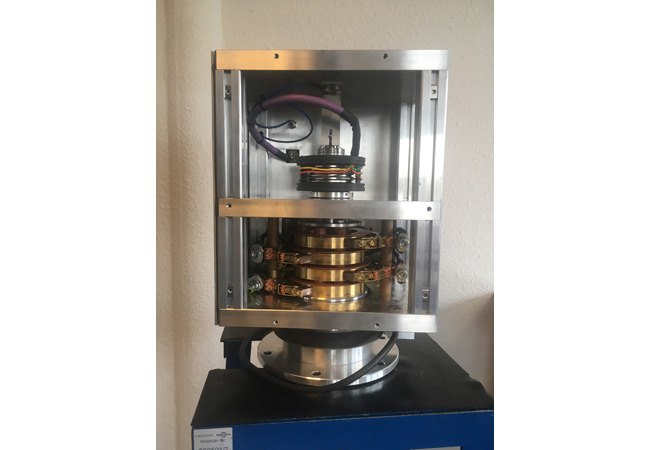 PB: Hybrid-Schleifringübertrager F 7135 der Moog Rekofa mit Komponenten aus Antweiler (Kohlesystem), Halifax (FORJ) und Blacksburg (Fiber-Brush)/ Copyright: Moog Rekofa GmbH