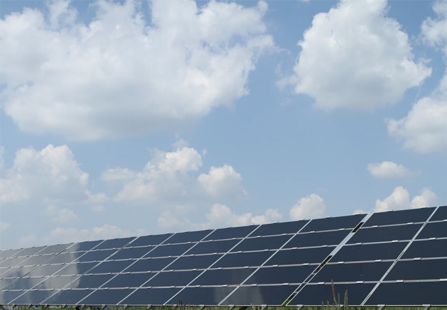 PB: Solarfeld Neufahrn © BayWa AG, Abdruck honorarfrei: Solarfeld Neufahrn