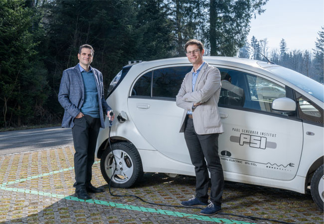 PB: Elektromobilität wird bei der Energiewende eine wichtige Rolle spielen, wissen die Studienautoren Evangelos Panos (links) und Tom Kober. (Foto: Paul Scherrer Institut/Mahir Dzambegovic)