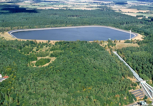 PB: Pumpspeicher Geesthacht: knapp 5.000 Solarmodule mit einer Leistung von 2,4 MW werden jetzt am Oberbecken errichtet.