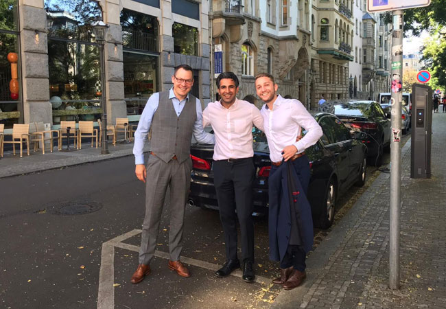 Pressefoto (v.l.n.r.): Dr. Steffen Hundt, Mataza Golzari, Stephan Dinse