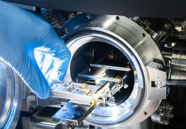 PB: Mit modernsten Techniken für die Herstellung und die Analyse funktionalisierter Oberflächen unterstützt das Fraunhofer IAP Kunden und Partner verschiedenster Branchen bei der Entwicklung von Produkten. / © Fraunhofer IAP