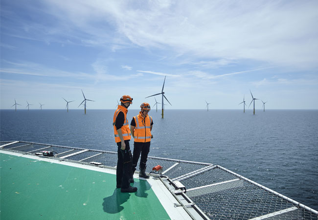 PB: 50Hertz-Mitarbeiter auf dem Hubschrauberlandeplatz der Offshore-Plattform Arkona.