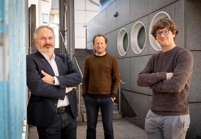 PB: Erstmals 3D-Einblick in Oberflächenphononen: Gerald Kothleitner, Ulrich Hohenester und Georg Haberfehlner (v.l.) publizieren ihre Ergebnisse im Fachjournal Science. © Lunghammer - TU Graz