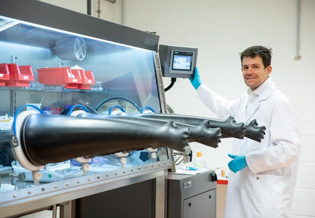 PB: Prof. Oliver Clemens an einer Handschuhbox (Glove-Box), in der luftempfindliche Proben sicher verarbeitet und aufbewahrt werden können. Uli Regenscheit Universität Stuttgart