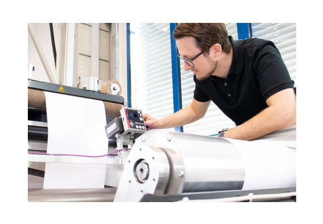 PB: Sonplas Software-Ingenieur Manuel Streifeneder am Rolle-zu-Rolle- Demonstrator: Dieses Verfahren kommt beim Schneiden von Elektrodenblättern zum Einsatz. Dabei werden die Elektroden-Folien abgewickelt, mit dem Laser zugeschnitten und wieder aufgewickelt oder vereinzelt gestapelt.