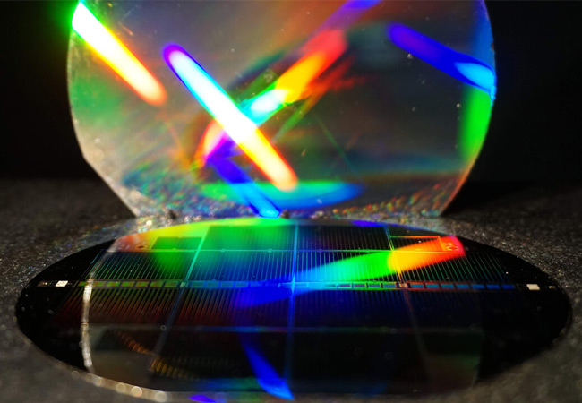 PB: Die Regenbogenfarben zeigen die Beugung des Sonnenlichts durch einen Spiegel mit nanostrukturiertem Gitter, welcher auf der Rückseite der Silicium Unterzelle aufgebracht wurde. Das Spektrum der Sonne wird so in der Si Unterzelle noch besser eingefangen. / © Fraunhofer ISE/ Foto: Michael Schachtner