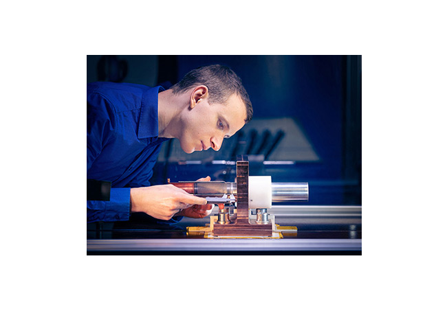 PB: Beim Magnetpulsschweißen sorgt der magnetische Druck einer Werkzeugspule für eine Hochgeschwindigkeitskollision und das Ausbilden einer stoffschlüssigen Überlappverbindung mit mehreren Millimetern Breite sowie hoher Stabilität und Dichtigkeit auch bei extremen Einsatzbedingungen. / © ronaldbonss.com