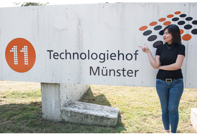 PB: Wenn es das Infektionsgeschehen zuließ, arbeitete Niramai Bunniam am Technologiehof in Münster. Ansonsten erledigte sie die Arbeit im Homeoffice daheim in Bochum und hielt Kontakt zum Institut und zur Hochschule per Videokonferenz. (Foto: FH Münster/Frederik Tebbe) 