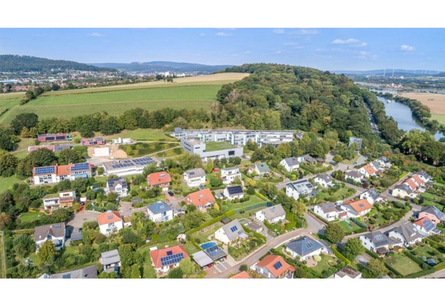 PB: Solarsiedlung mit 70 Niedrigenergie-Häusern am Südhang des Ohrbergs bei Hameln, eines der vom ISFH untersuchten Quartiere. Bildquelle: ISFH