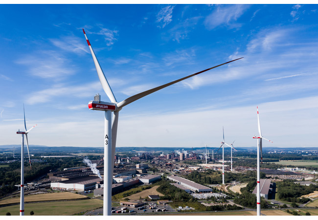 Foto: Windenergieanlagen im Projekt „Windwasserstoff Salzgitter“ / Bildzeile:Die Deutsche WindGuard hat die technische Betriebs-führung für den sieben moderne Vestas V136 4,2-MW-Anlagen umfassenden Windpark in dem zukunftswei-senden Projekt „Windwasserstoff Salzgitter“ über-nommen, der teilweise auf dem Gelände der Salzgitter Flachstahl GmbH liegt. / Foto: Avacon Natur GmbH