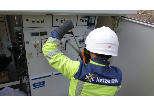PB: Die neue F-Gas-freie Ringkabelschaltanlage 8DJH 24 ist seit Herbst 2020 im Rahmen einer Entwicklungskooperation mit Netze BW in einer Ortsnetzstation im Oberallgäu, Deutschland, im Einsatz.