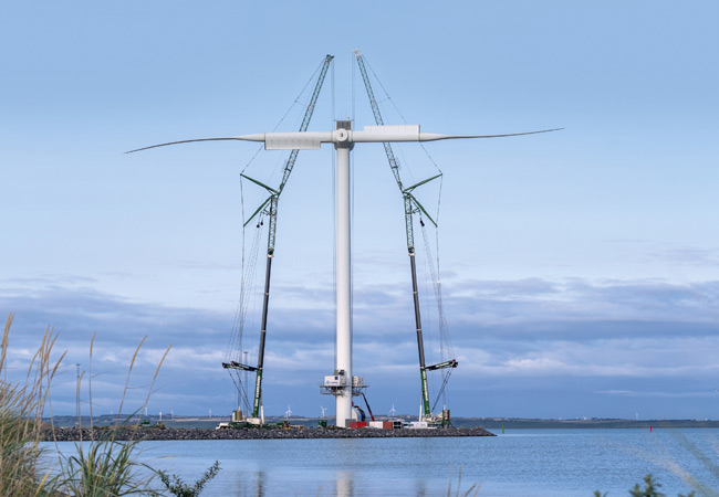 PB: Starker Einsatz in Dänemark: Zwei Liebherr-Mobilkrane LTM 1750-9.1 an einer Windkraftanlage in Jütland.
