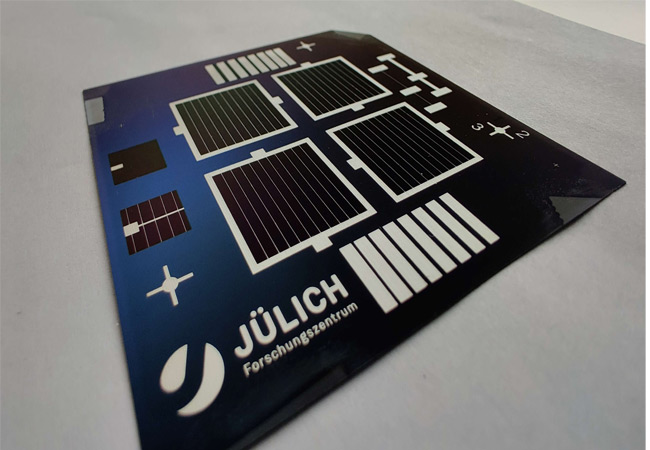 PB: Prototyp der fertigen Solarzellen in Laborgröße (TPC - Transparent Passivating Contact). Auf dem Siliziumwafer sind vier jeweils vier Quadratzentimeter große Solarzellen zu sehen, die jeweils mit siebgedruckten Silberkontakten kontaktiert und eingerahmt sind. Copyright: Forschungszentrum Jülich
