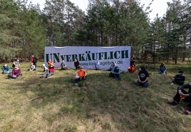 PB: GRÜNE LIGA protestiert mit „UNverkäuflich“-Banner gegen Enteignungsdrohung der LEAG