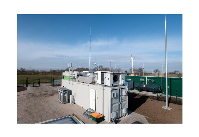 PB: Von außen unscheinbar, von innen neueste Energiewende-Technik - Windgas-Elektrolyseur in Haurup. Foto: © Energie des Nordens / Andreas Oetker-Kast