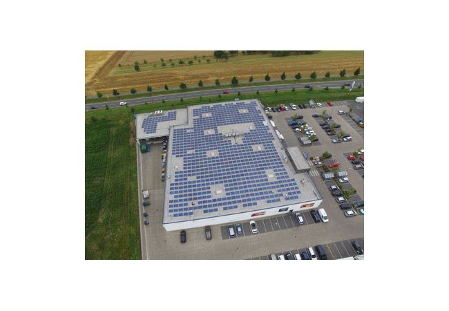 PB: Photovoltaikmodule in Ost-West Ausrichtung auf einem Supermarkt in Mittelfranken © iKratos