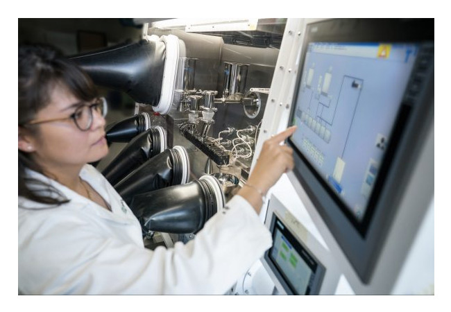 PB: Mit diesem Extruder können Materialien ohne Zugabe von toxischen Lösungsmitteln vermischt und verdichtet werden. Er ist ein Teil der Prozesskette für die Herstellung von Batterien. / Bildquelle: Fraunhofer IFAM